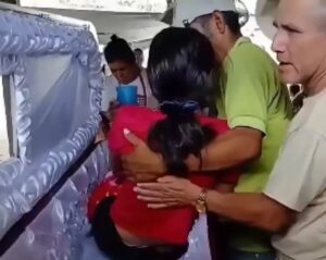Adolescente acorda durante o próprio velório na Guatemala após ser dada como morta; veja vídeo