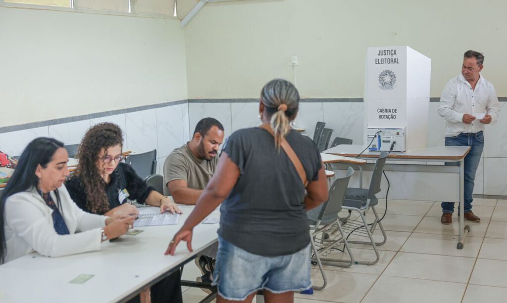 Após boatos de fraude, TSE esclarece interrupção na atualização do painel de resultados