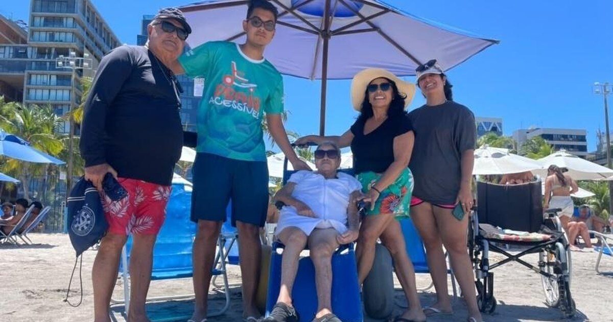 Após quatro anos, idosa volta a tomar banho de mar com apoio do Praia Acessível em Maceió