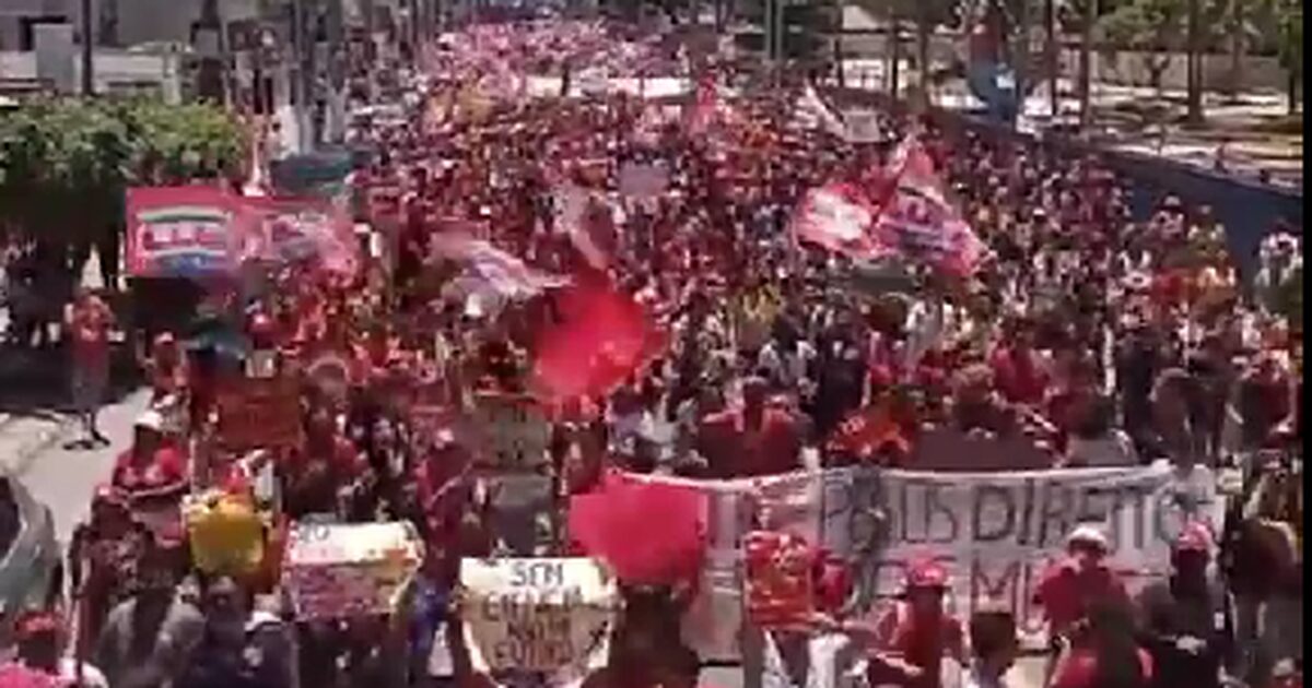 Ato pela reeleição de Lula percorre a orla de Maceió e reúne centenas de apoiadores