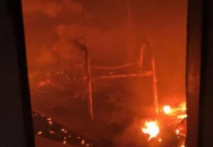 Bombeiros combatem incêndio em casa na Vila Santa Maria de Nazareth em Anápolis