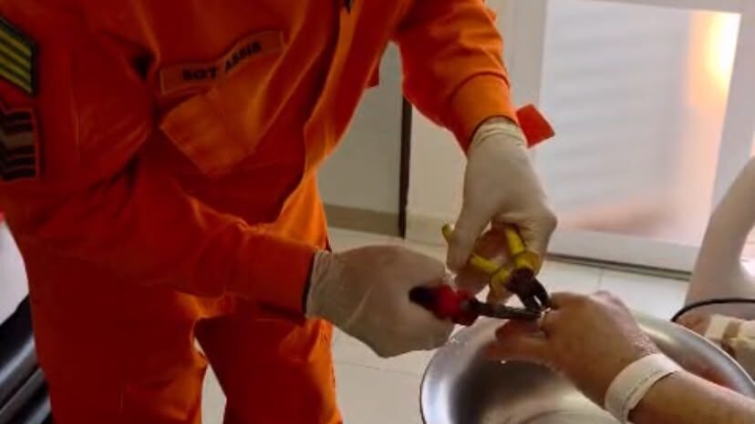 Bombeiros socorrem mulher com aliança presa no dedo em Jataí