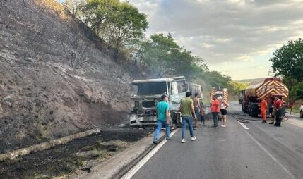 Caminhão fica destruído após pegar fogo em Luziânia