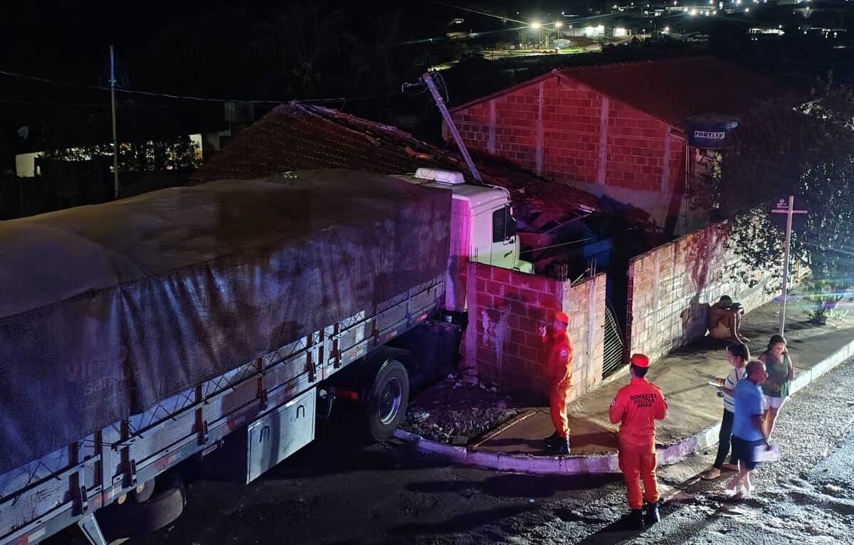 Caminhão perde freios e invade casas em Caçu
