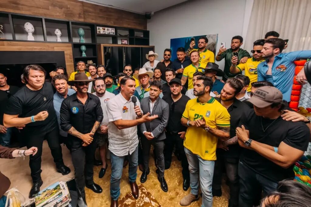 Cantores sertanejos se reúnem com Flávio Bolsonaro em fazenda de Goiás a quatro dias da eleição