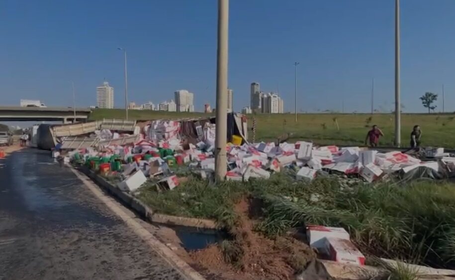 Carga de óleo lubrificante fica espalhada na GO-020 após acidente com carreta em Goiânia