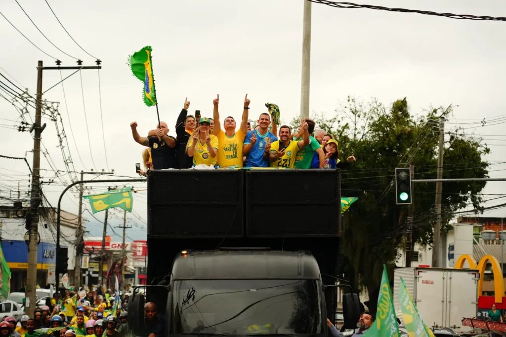 Carreatas em apoio a Flávio Bolsonaro mobilizam cidades de Goiás neste sábado
