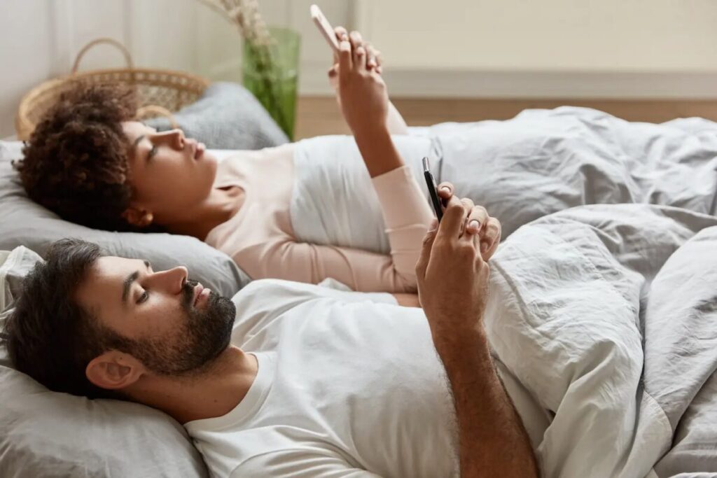 Casais se afastam entre tarefas, telas e falta de tempo; saiba o que realmente desgasta as relações