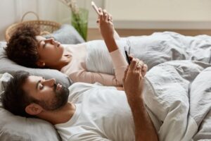 Casais se afastam entre tarefas, telas e falta de tempo; saiba o que realmente desgasta as relações