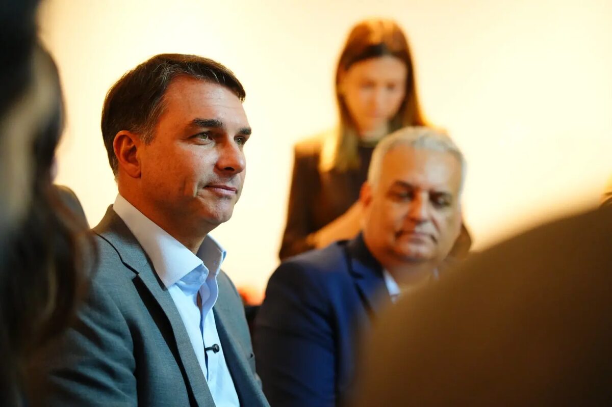 Centrão adere à candidatura de Flávio e mira espaço em eventual governo