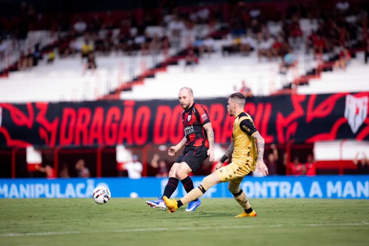 Com um jogador a mais, Atlético-GO tropeça no Accioly e empata com o Sport