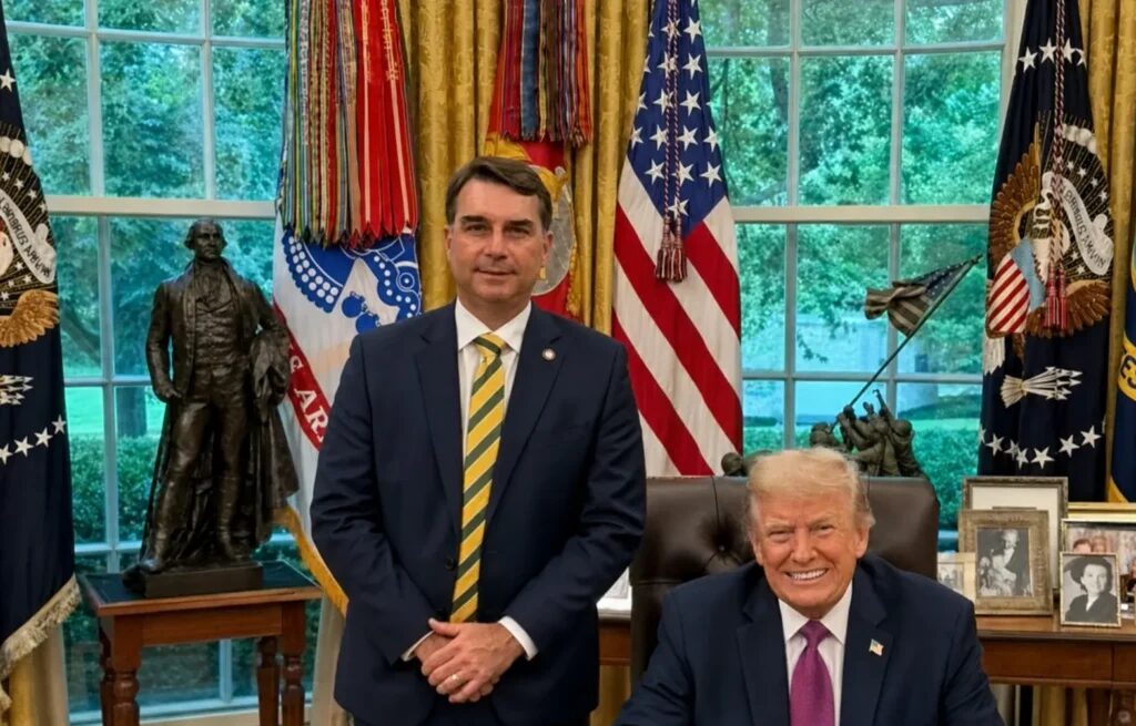 Democratas dos EUA cobram Trump sobre possível ajuda a Flávio Bolsonaro