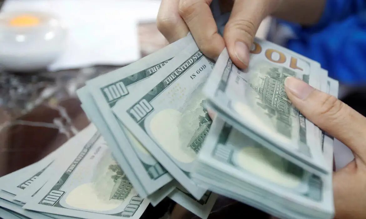 Dolar sobe após fim da escala 6×1 e empate entre Lula e Flávio