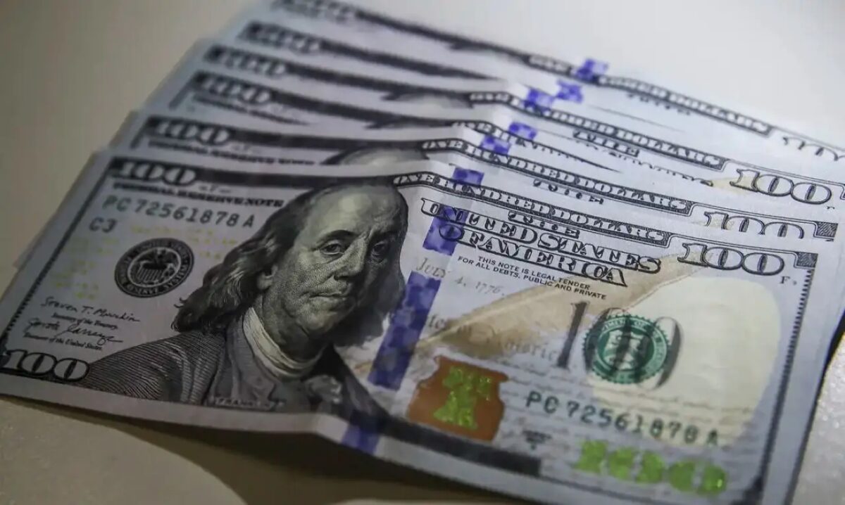 Dólar volta a superar R$ 5 e Ibovespa recua