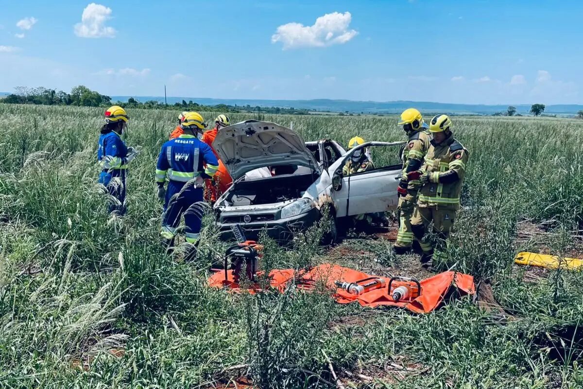 Duas pessoas morrem em acidente com capotamento na BR-153, em Itumbiara