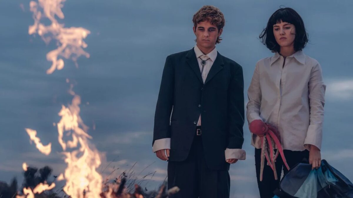 É uma das melhores séries da Netflix e quebra todos os clichês dos dramas adolescentes. Primeiros Amores é muito mais do que um triângulo amoroso