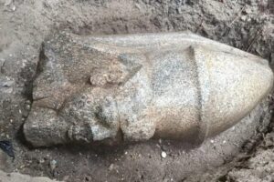 Egito FC: fazendeiro descobre estátuas de Ramsés II e é premiado