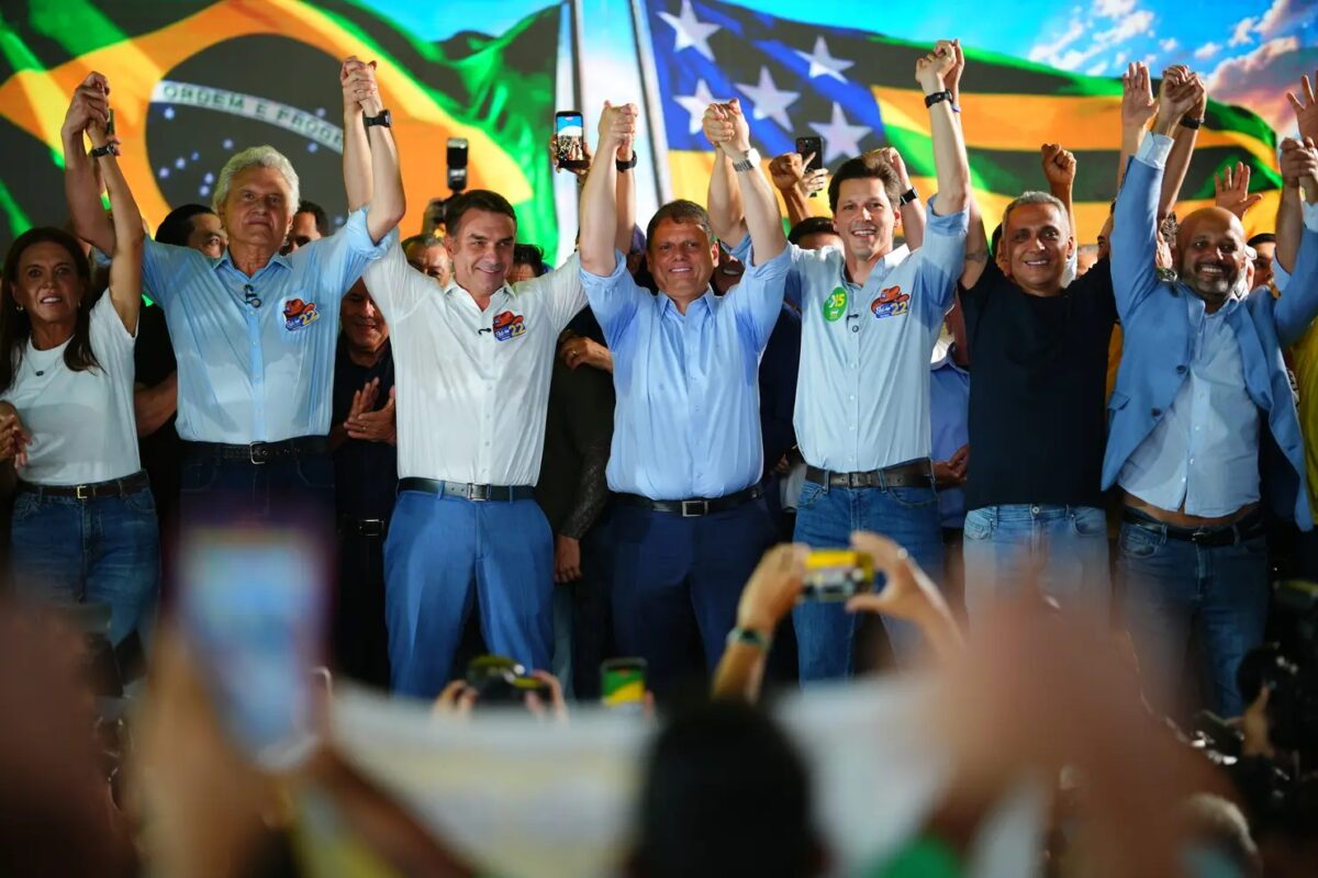 Em Goiânia, Flávio Bolsonaro defende mudança na Constituição para “redemocratizar” o país