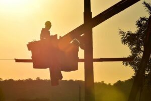 Equatorial Goiás realiza obras de modernização da rede durante desligamento programado