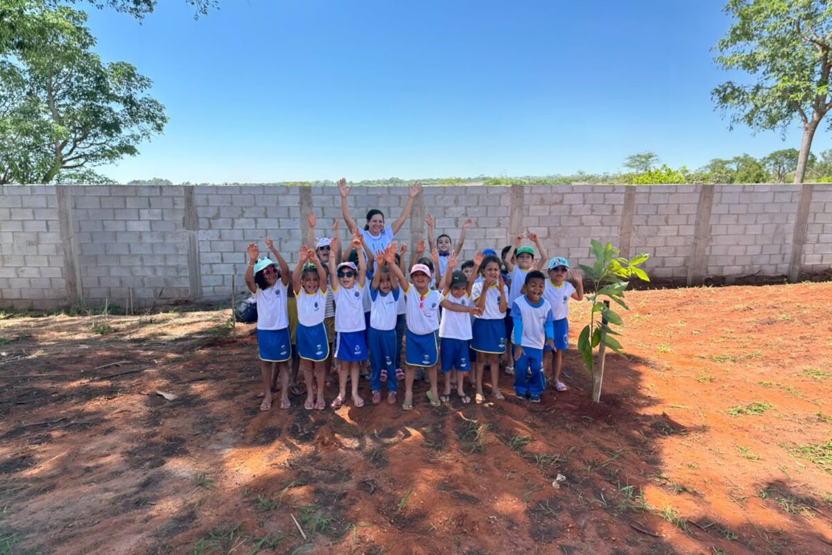 Estudantes do CMEI Desembargador Air Borges participam de plantio de 20 mudas do Cerrado