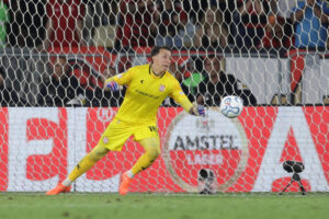 Estudiantes tem jogador expulso, mas bate Fla nos pênaltis e vai para final