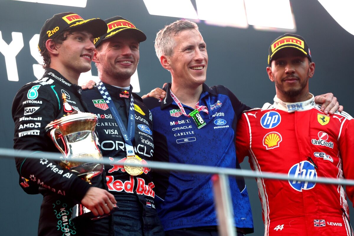 F1: Antonelli detalha lições dos campeões Hamilton e Verstappen ao lidar com 'caos' do GP do Bahrein na Malásia