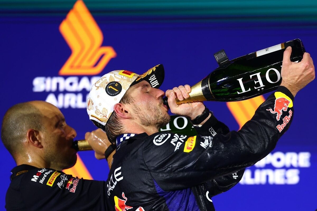 F1: Verstappen brinca sobre "perguntas codificadas" no rádio de Singapura e Red Bull planeja etapas sem Lambiase