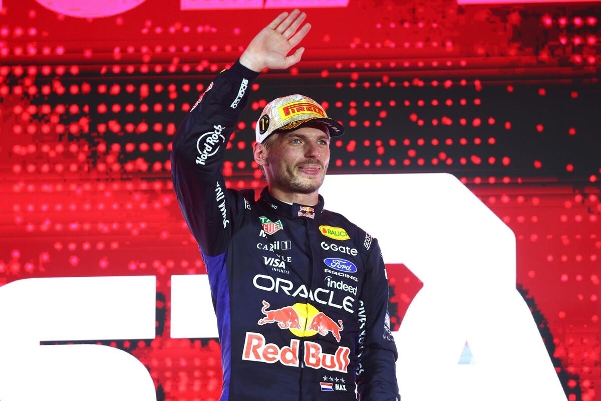 F1: Verstappen comenta 'quebra de maldição' em Singapura e passa marca de Schumacher pela Ferrari