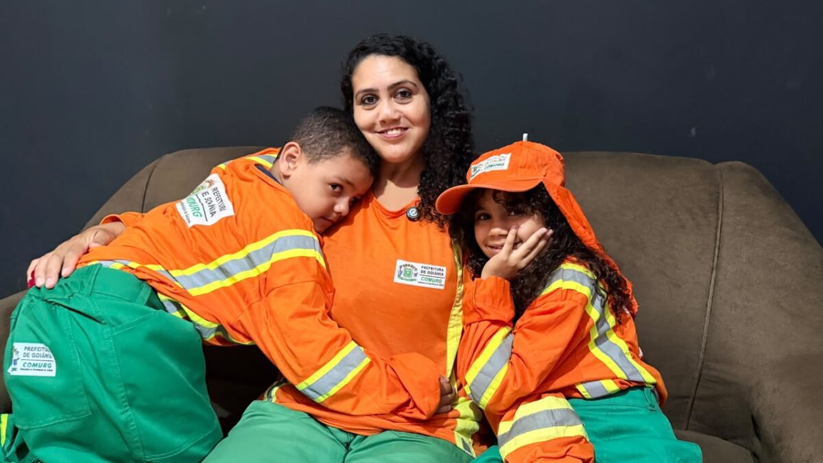 Filhos de gari da Comurg vestem o uniforme da mãe às vésperas do Dia das Crianças