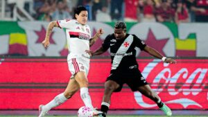 Flamengo bate o Vasco e segue na liderança do Brasileirão