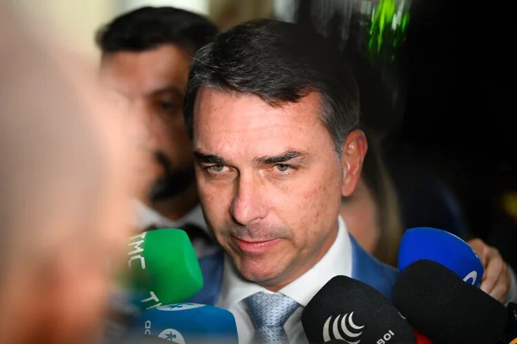 Flávio Bolsonaro aparece como “usuário master” de conta de offshore investigada pela PF