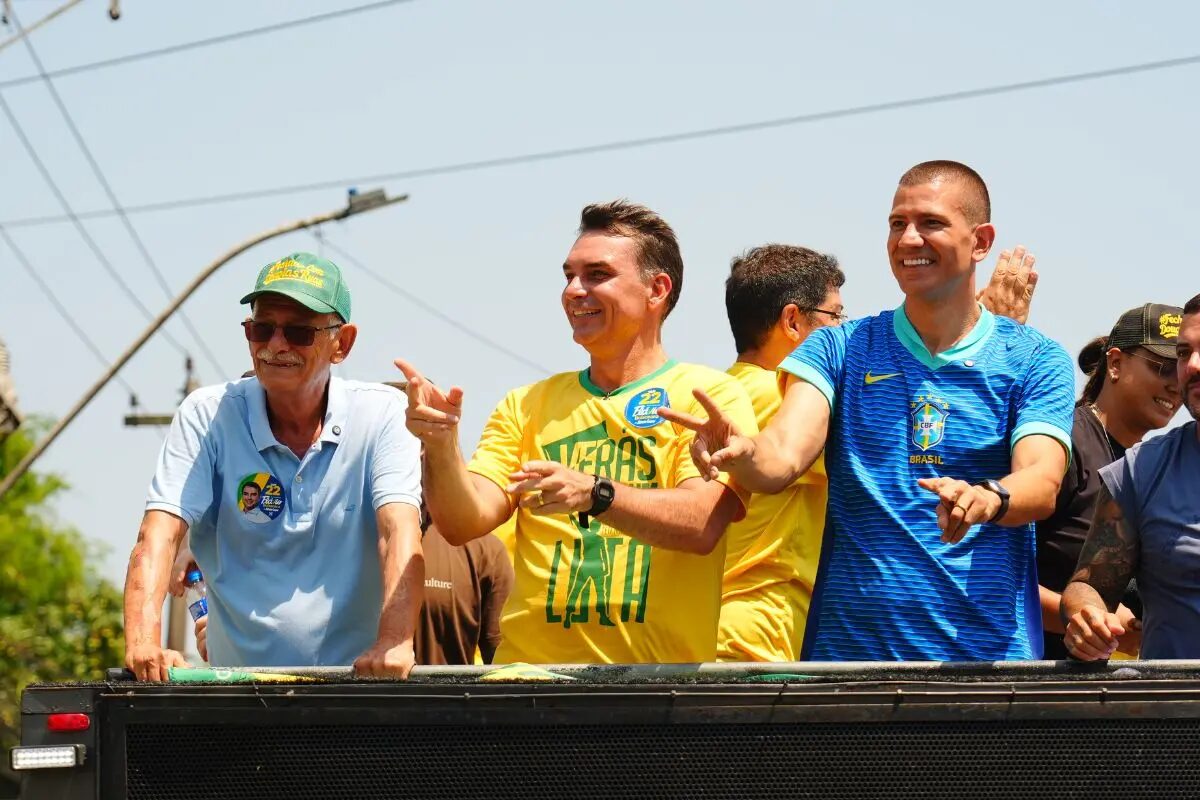 Flávio Bolsonaro faz moto-carreata em São Gonçalo e pede votos para o segundo turno