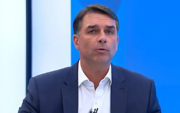 Flávio Bolsonaro promete manter fim da escala 6×1 caso seja eleito presidente