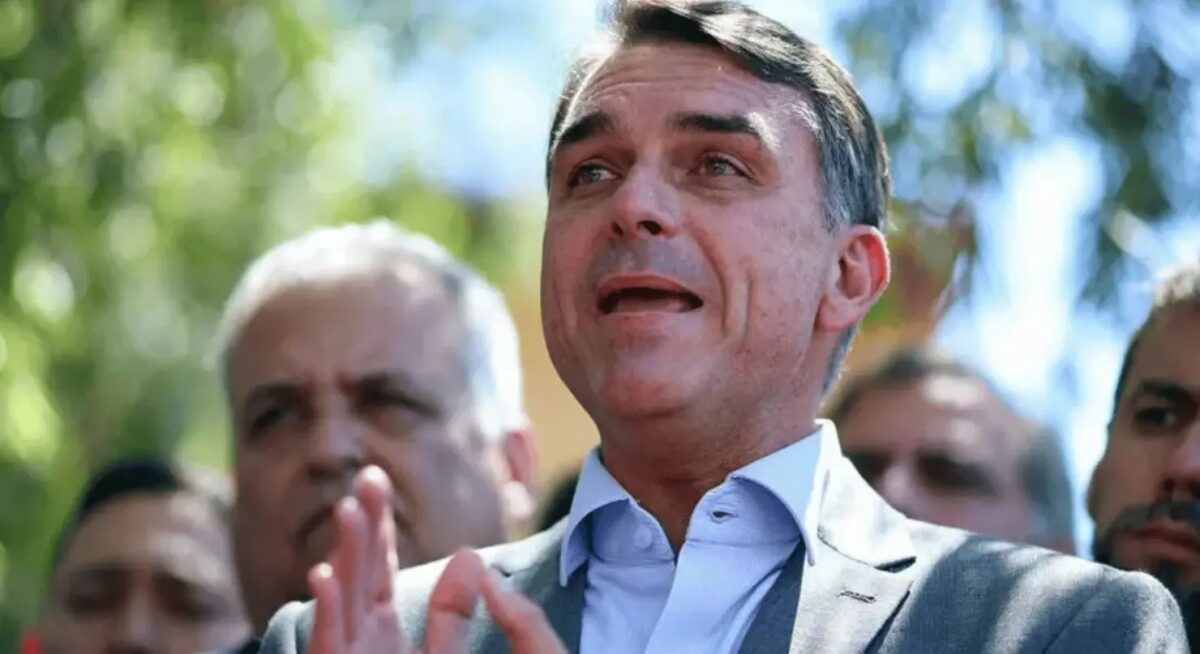 Flávio Bolsonaro rebate Moraes após ordem de prisão contra Eduardo: “não vai dar em nada”