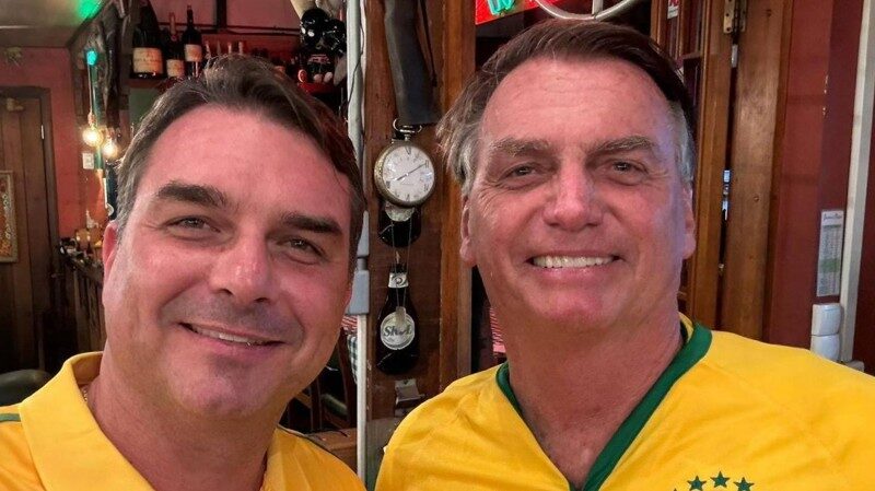 Flávio Bolsonaro visita o pai após 90 dias de restrição e relata conversa em Brasília