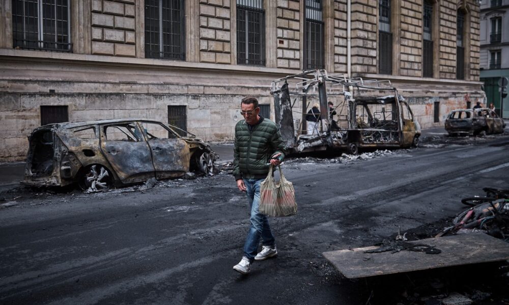 França emite toques de recolher para conter onda de violência e saques