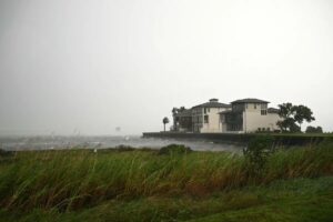 Furacão Isaías deixa quatro mortos e quase um milhão sem energia elétrica nos EUA