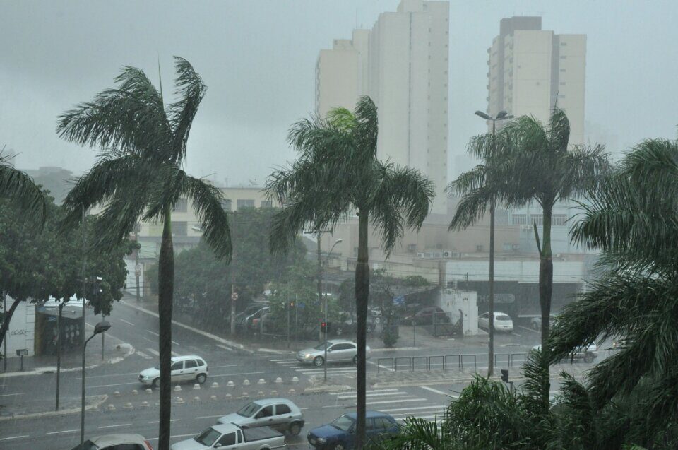 Goiás tem alerta amarelo para chuvas intensas, trovoadas e ventos de até 60 km/h