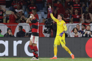 Goleiro que eliminou o Flamengo tinha passado vexame na Copa; relembre