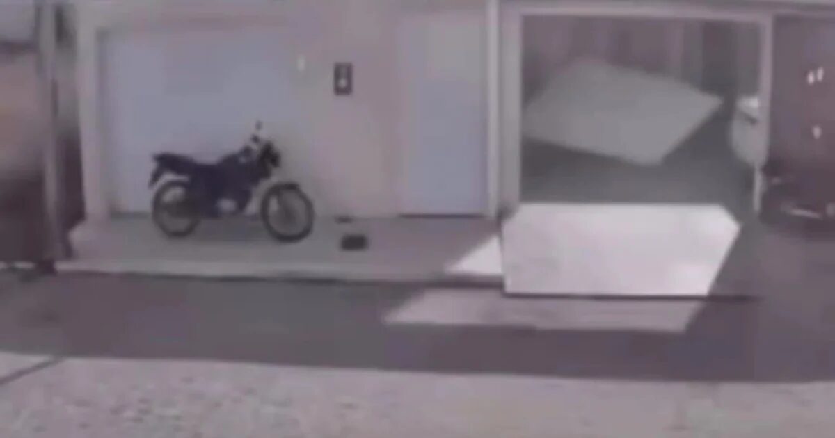 Impressionante! Ventania arranca portão de residência no Agreste de PE; veja o vídeo