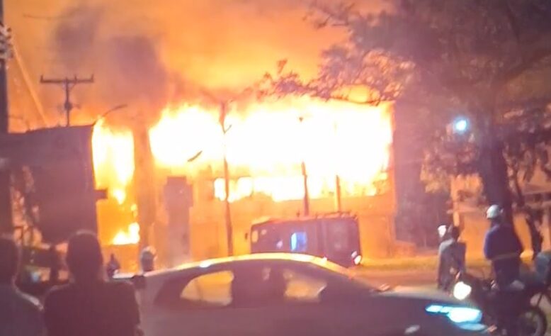 Incêndio de grandes proporções atinge prédio da Universidade Federal de Pernambuco