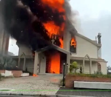 Incêndio destrói Igreja Matriz em SC após missa; vídeos mostram chamas