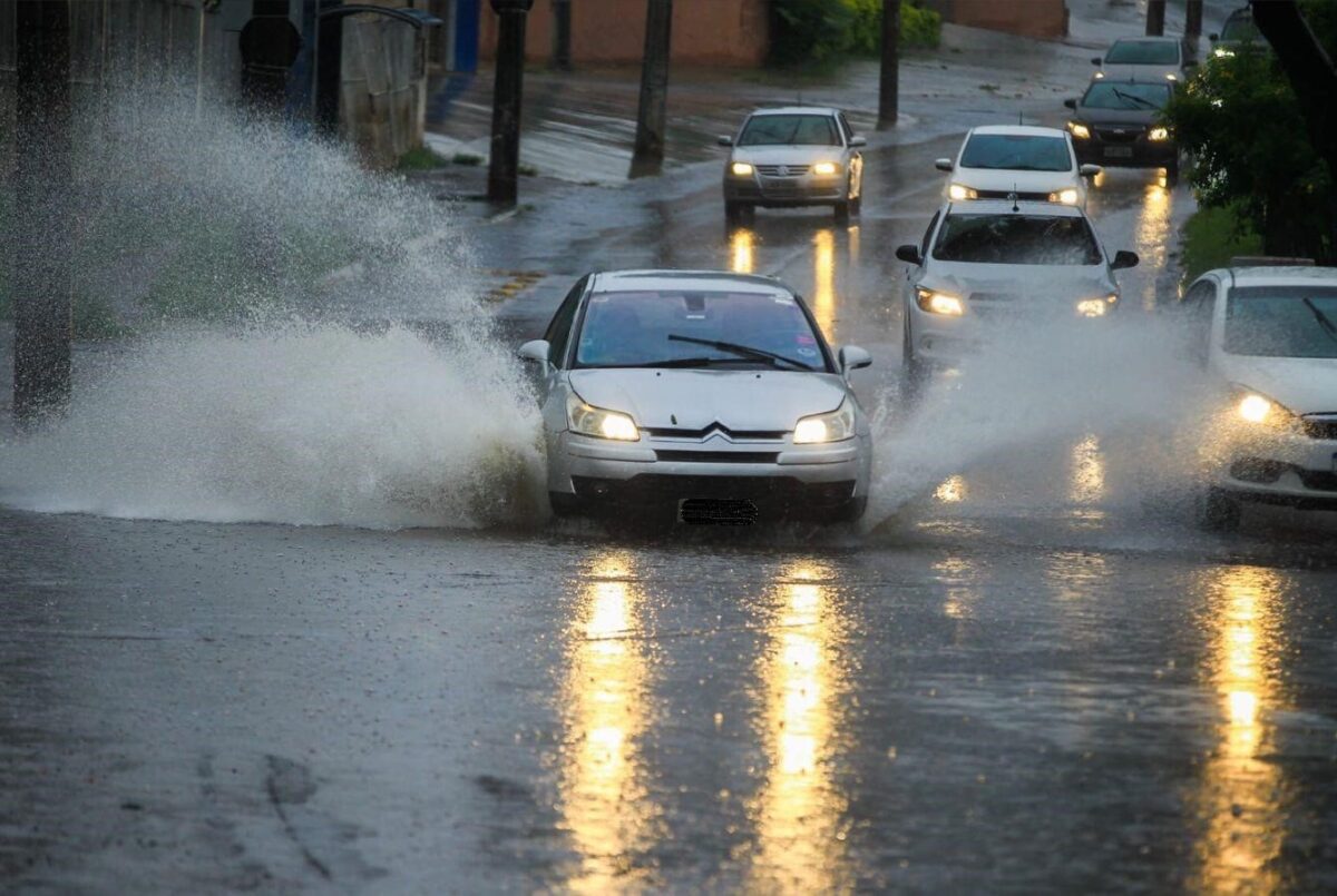 Inmet emite alerta de chuvas intensas, raios e ventos de até 60 km/h em Goiás