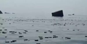 iPhones ficam à deriva no Estreito de Ormuz após navio ser atingido por mina; veja vídeo