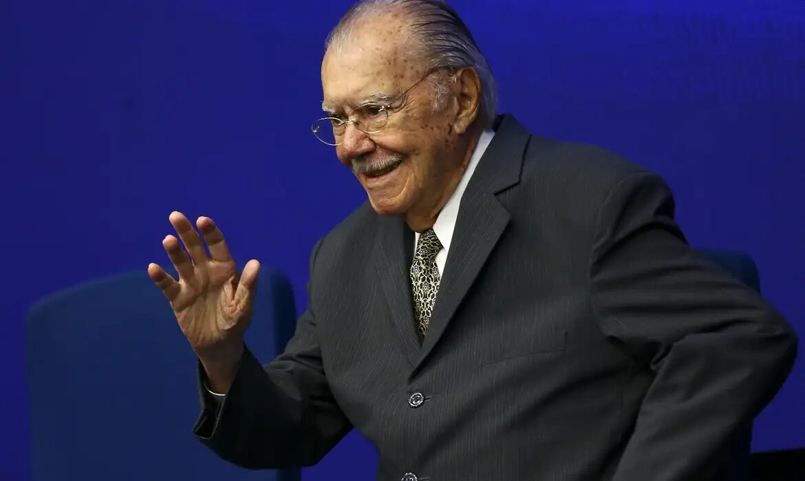 José Sarney recebe alta após cirurgia abdominal e nove dias internado