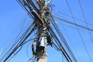 Mais de 200 toneladas de cabos sem uso são retiradas de postes em Goiânia em um ano