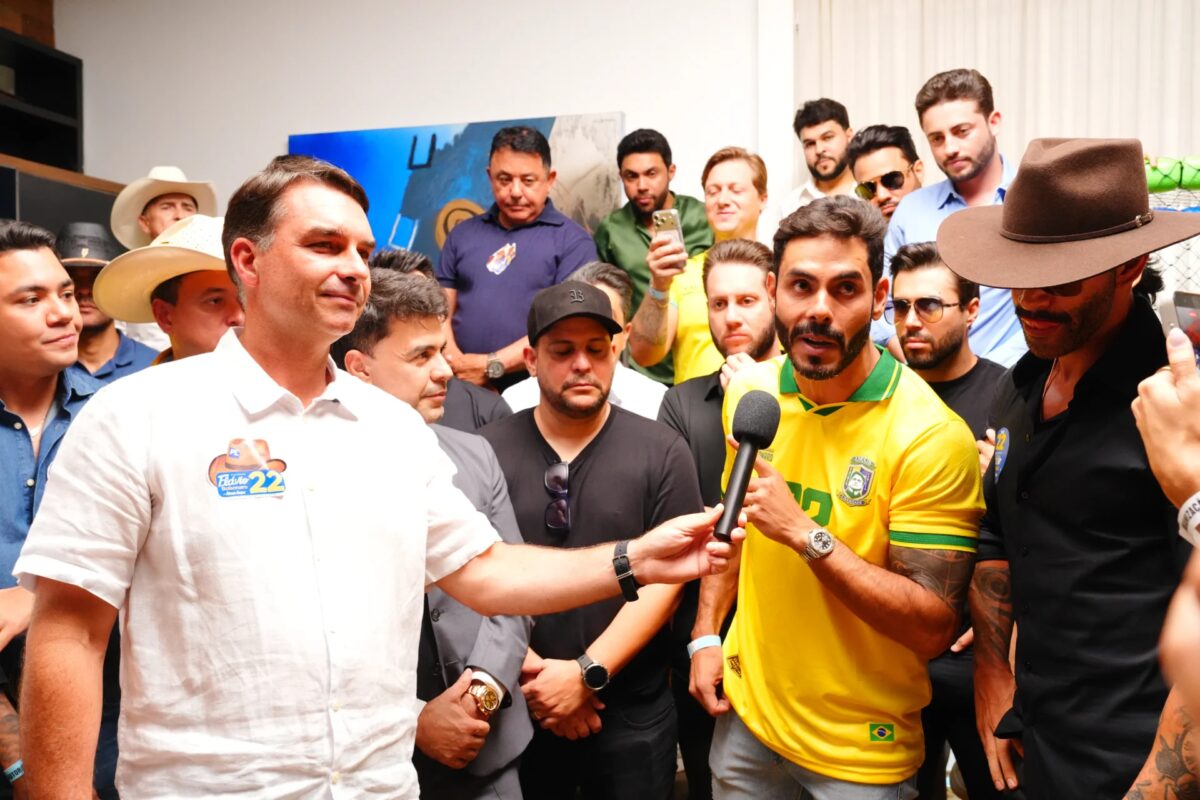 Mais de 30 cantores sertanejos, com Gusttavo Lima e Zezé Di Camargo, declaram apoio a Flávio Bolsonaro em Goiânia