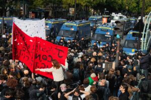 Milhares de manifestantes vão às ruas de Paris após suspensão da proibição de protestos