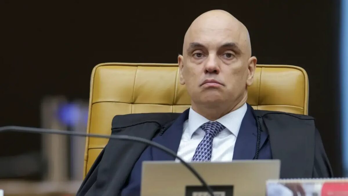 Moraes libera visitas de Flávio a Bolsonaro, mas mantém restrições políticas