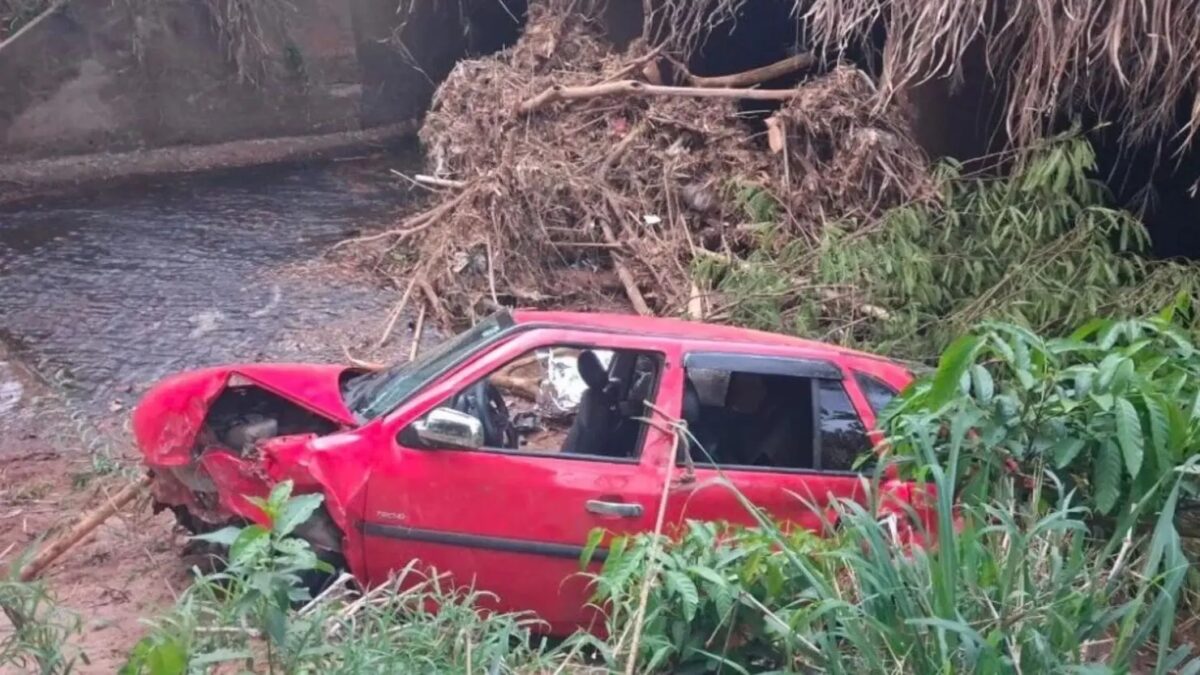 Motorista morre após carro capotar e cair de ponte em córrego, em Aparecida de Goiânia